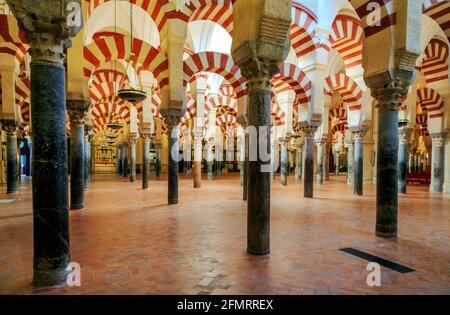 CORDOVA, SPAGNA - NOVEMBRE 26: Vista interna della Cattedrale di la Mezquita il 26 novembre 2013, Cordova, Spagna. La cattedrale fu costruita all'interno della forma Foto Stock