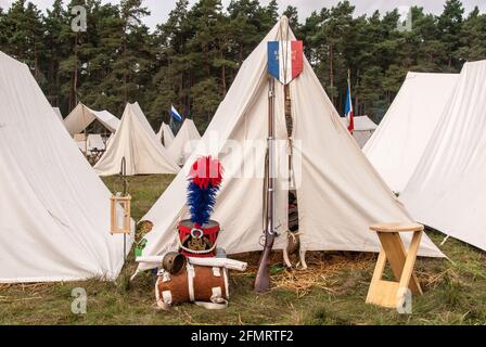 Un momento tranquillo in campo alla rievocazione della Battaglia del Göhrde, una celebrazione del 200th° anniversario dell'incontro durante la guerra di liberazione dai napoleoni dominano la Germania. I re-enactor non hanno altro che il loro equipaggiamento, zaino, shako e moschets giù tra le tende. Foto Stock