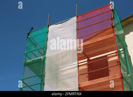 Foto di un edificio con lavori in corso con i colori della bandiera italiana. Foto Stock
