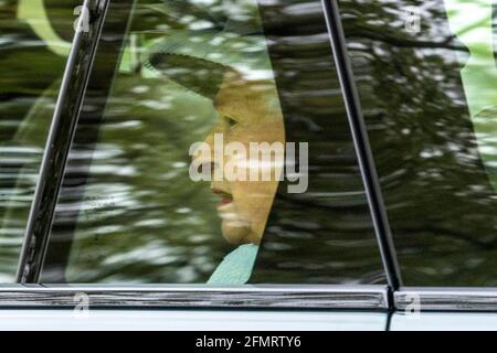 Londra, Gran Bretagna. 11 Maggio 2021. La regina britannica Elizabeth II viaggia in auto alla Camera del Parlamento a Londra, Gran Bretagna, il 11 maggio 2021. La regina britannica Elizabeth II ha annunciato martedì una serie di bollette mentre il governo britannico si è impegnato a 'livellare in su' il paese mentre si stava riprendendo dalla pandemia di COVID-19. Credit: Ray Tang/Xinhua/Alamy Live News Foto Stock