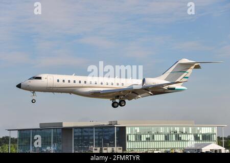 Bombardier Global Express BD700 business Jet Plane VQ-BJA di Gemair Limited atterrando a Farnborough International Airshow 2010, UK Foto Stock