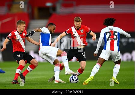 Jordan Ayew (seconda a sinistra) di Crystal Palace si batte per Stuart Armstrong (centro a destra) e James Ward-Prowse di Southampton durante la partita della Premier League al St Mary's Stadium di Southampton. Data immagine: Martedì 11 maggio 2021. Foto Stock