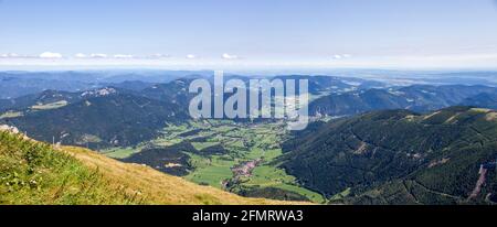 Panorama delle montagne alpine a Puchberg am Schneeberg, Niederösterreich, Austria. Vista aerea dell'insediamento Foto Stock
