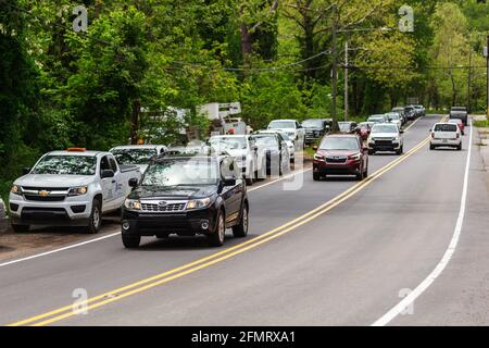 Asheville, Stati Uniti. 11 Maggio 2021. Le auto si allineano sul lato della strada, in attesa di gas in linea, a causa di un attacco ransomware su un importante gasdotto degli Stati Uniti. Credit: Gloria Good/Alamy Live News Foto Stock