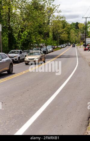 Asheville, Stati Uniti. 11 Maggio 2021. Le auto si allineano sul lato della strada, in attesa di gas in linea, a causa di un attacco ransomware su un importante gasdotto degli Stati Uniti. Credit: Gloria Good/Alamy Live News Foto Stock