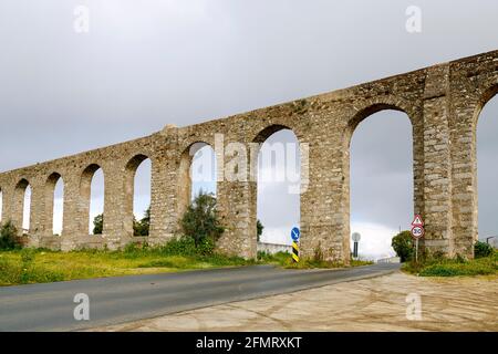 Acquedotto di Agua de Prata (acquedotto di acqua d'argento) a Evora, Portogallo. I suoi archi si estendono per 9 chilometri, questo acquedotto è stato costruito nel 1531-1537 da Foto Stock