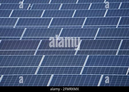 06 maggio 2021, Schleswig-Holstein, Dätgen: Gli impianti fotovoltaici sono situati in un parco solare vicino all'autostrada A7. Foto: Marcus Brandt/dpa Foto Stock