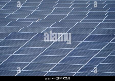 06 maggio 2021, Schleswig-Holstein, Dätgen: Gli impianti fotovoltaici sono situati in un parco solare vicino all'autostrada A7. Foto: Marcus Brandt/dpa Foto Stock