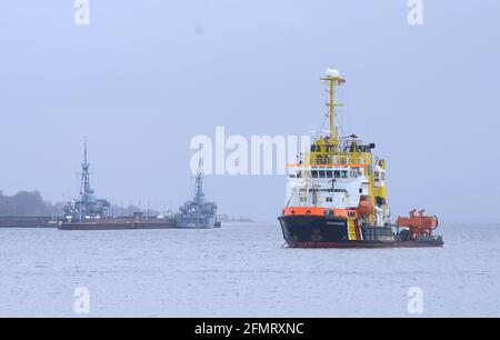 06 maggio 2021, Schleswig-Holstein, Eckernförde: La nave di guardia costiera "charhörn" è ancorata nella baia di Eckernförde sul Mar Baltico. Foto: Marcus Brandt/dpa Foto Stock