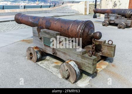 Xviii secolo cannoni utilizzati per proteggere la costa dagli attacchi di inglese e francese corsari. Nel Cerro de Santa Catalina, Gijón, Asturie. Foto Stock