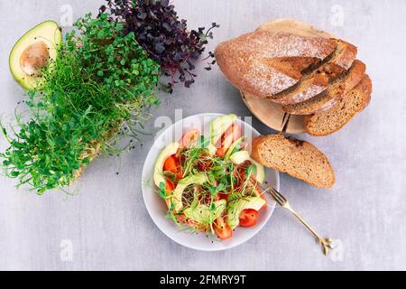 Insalata di verdure con pomodori e ovacado, micrograni in lattuga. Foto Stock