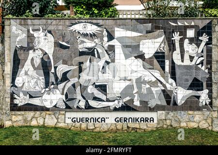 Guernica, Spagna - 09 aprile 2018: Una parete piastrellata a Gernika ricorda i bombardamenti durante la guerra civile spagnola.Pittura 1937 di Pablo Picasso Foto Stock