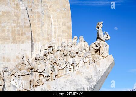 Il Monumento delle Scoperte - pietra bianca a forma di nave monumento salutando il principe Henry e il portoghese che ha scoperto le strade del mare, Portogallo Foto Stock