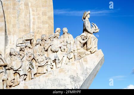 Il Monumento delle Scoperte - pietra bianca a forma di nave monumento salutando il principe Henry e il portoghese che ha scoperto le strade del mare, Portogallo Foto Stock