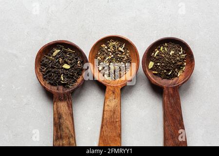 Direttamente sopra shot di varietà di foglie di tè masala chai in ciotole Foto Stock