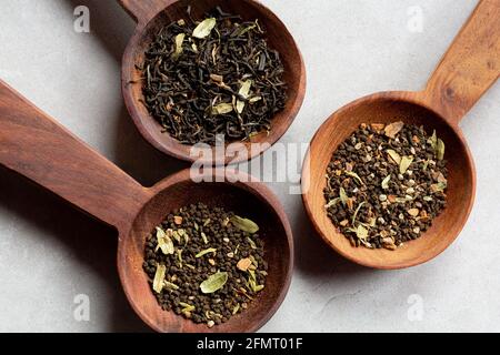 Direttamente sopra shot di varietà di foglie di tè masala chai in ciotole Foto Stock