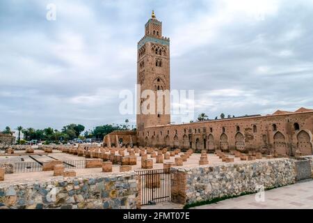 Vista mattutina sulla piazza Djemaa EL Fna e Koutoubia moschea a Marrakech Marocco Foto Stock