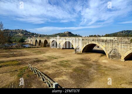 Medellin ponte vecchio castello e dal fiume Guadiana, Spagna Foto Stock
