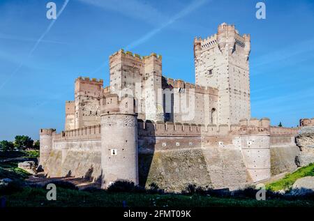 Il celebre castello di La Mota (Castillo de la Mota) al mattino - uno dei meglio conservati e più belle fortezze medievali di Spagna. Foto Stock