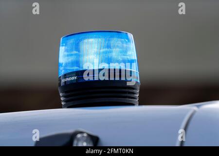 Luce blu su un'auto di polizia, luce blu LED, Foto Stock