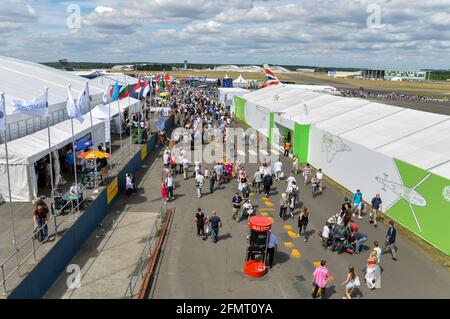 Visitatori del Farnborough International Airshow 2010, Regno Unito. Persone che partecipano all'evento. Aereo di linea della British Airways. Strutture temporanee Foto Stock