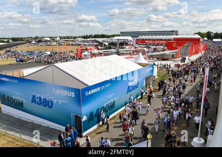 Visitatori del Farnborough International Airshow 2010, Regno Unito. Persone che partecipano all'evento. Airbus militare A400M e A380 chalet. Strutture temporanee Foto Stock