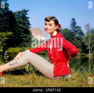 AUDREY HEPBURN attrice cinematografica britannica nel 1957 mentre filmando Love Nel pomeriggio Foto Stock