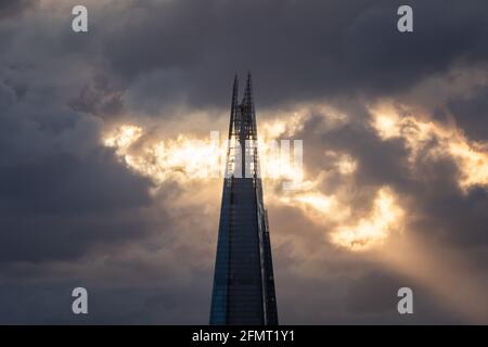 Londra, Regno Unito. 11 Maggio 2021. Regno Unito Meteo: Drammatica luce serale e nuvole sopra l'edificio del grattacielo Shard. Credit: Guy Corbishley/Alamy Live News Foto Stock