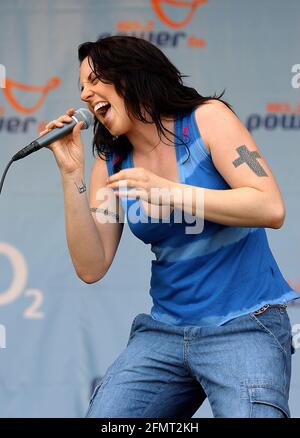 MEL C ONSTAGE AL "POWER IN THE PARK", SOUTHAMPTON, 08/06/03. PIC MIKE WALKER 2003 Foto Stock