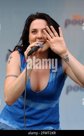 MEL C ONSTAGE AL "POWER IN THE PARK", SOUTHAMPTON, 08/06/03. PIC MIKE WALKER 2003 Foto Stock