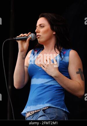 MEL C ONSTAGE AL "POWER IN THE PARK", SOUTHAMPTON, 08/06/03. PIC MIKE WALKER 2003 Foto Stock