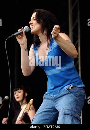 MEL C ONSTAGE AL "POWER IN THE PARK", SOUTHAMPTON, 08/06/03. PIC MIKE WALKER 2003 Foto Stock