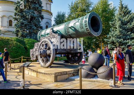 Mosca - 15 agosto 2018: I turisti vengono fotografati nei pressi del cannone dello zar (Re Cannon) nel Cremlino di Mosca in inverno. Patrimonio dell'umanità dell'UNESCO. Foto Stock