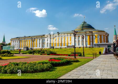 Mosca, Russia - 15 settembre 2018: Una vista all'interno del Cremlino di Mosca. Palazzo del Senato. Il muro del Cremlino. La residenza di Putin. Foto Stock