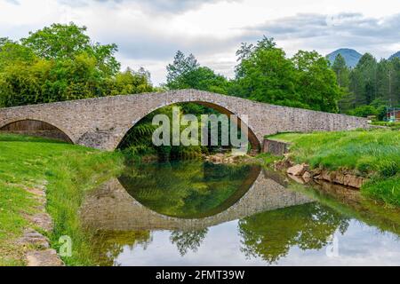 Ponte medievale sul fiume Rialsesse a Serres, Francia, situato nel dipartimento dell'Aude e nella regione Languedoc Roussillon. Foto Stock