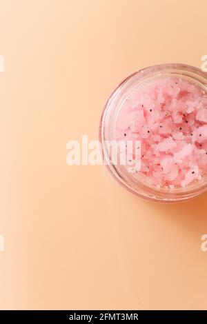 Scrub corpo di sale marino con limone, rosmarino e olio d'oliva in vaso di vetro su tavola di pietra, cosmetici fatti in casa per la cura della Spa Foto Stock