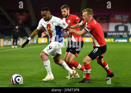 Jordan Ayew (a sinistra) di Crystal Palace e James Ward-Prowse di Southampton combattono per la palla durante la partita della Premier League al St Mary's Stadium di Southampton. Data immagine: Martedì 11 maggio 2021. Foto Stock