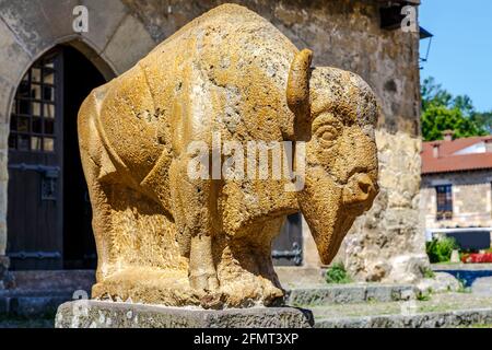 Santillana del Mar, Spagna - 23 agosto 2016: Scultura Bison Jesus Otero vicino alle case della vite e dell'aquila, a Santillana del Mar. Cantabria Foto Stock