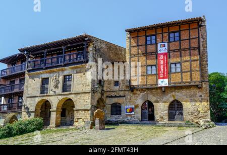 Santillana del Mar, Spagna - 23 agosto 2016: Le Case di Aguila e Parra si trovano in Plaza Mayor, nel centro storico di Santillana del Mar, vicino Foto Stock