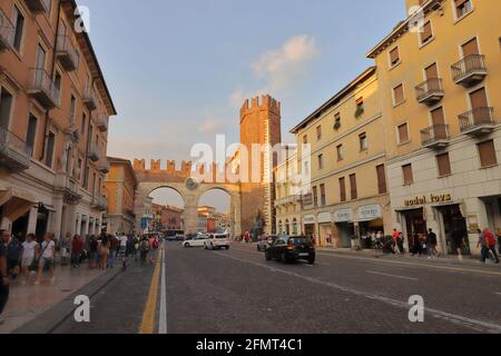 ITALIA, VENETO, VERONA - 14 SETTEMBRE 2019: Via 'corso porta Nuova' con l'arco 'Portoni della Brà' Foto Stock