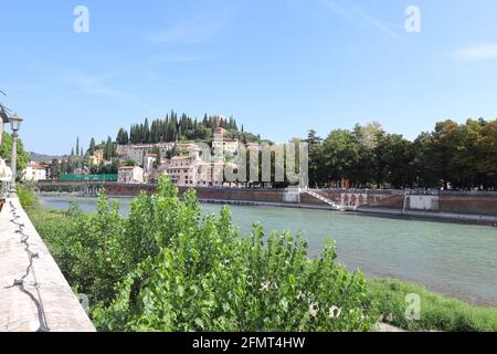 ITALIA, VENETO, VERONA - 15 SETTEMBRE 2019: Castel San Pietro sul fiume Adige a Verona Foto Stock
