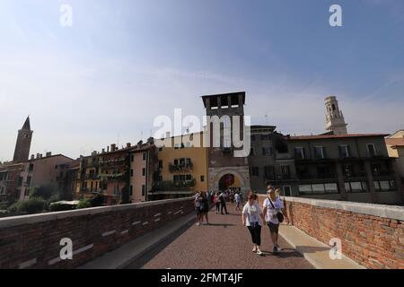 ITALIA, VENETO, VERONA - 15 SETTEMBRE 2019: Vista dal ponte di Ponte Pietro al centro storico di Verona Foto Stock