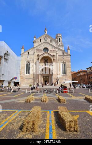 ITALIA, VENETO, VERONA - 15 SETTEMBRE 2019: Piazza Duomo con la Cattedrale di Verona durante la festa Tocati Foto Stock