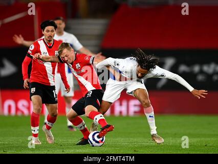 James Ward-Prowse di Southampton (a sinistra) e Jairo Riedewald di Crystal Palace combattono per la palla durante la partita della Premier League al St Mary's Stadium di Southampton. Data immagine: Martedì 11 maggio 2021. Foto Stock