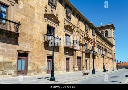 'Palacio de los Condes de Gomara' è l'edificio più rappresentativo dell'architettura civile rinascimentale della città di Soria, oggi ospita il Palazzo di Foto Stock