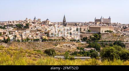 Vista panoramica del centro storico della città di Toledo con il fiume Tajo in Castilla la Mancha, in Spagna Foto Stock