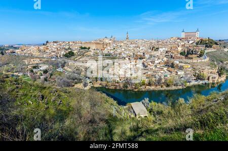 Vista panoramica del centro storico della città di Toledo con il fiume Tajo in Castilla la Mancha, in Spagna Foto Stock