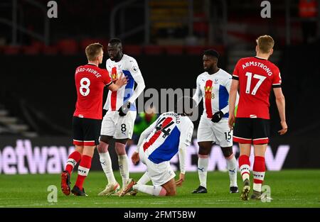 I tempri si scatenano tra James Ward-Prowse di Southampton (a sinistra) e Cheikhou Kouyate di Crystal Palace durante la partita della Premier League al St Mary's Stadium di Southampton. Data immagine: Martedì 11 maggio 2021. Foto Stock