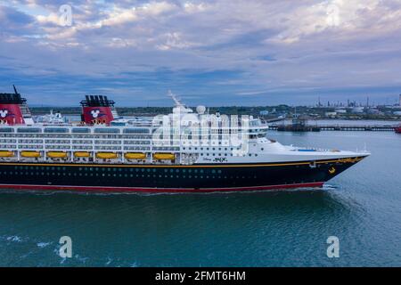 Nave da crociera Disney Magic che arriva a Southampton vuota a causa del coronavirus pandemico. Disney Magic è la prima nave da crociera di proprietà di Walt Disney Foto Stock