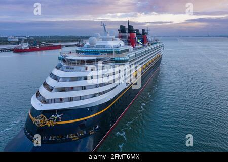 Nave da crociera Disney Magic che arriva a Southampton vuota a causa del coronavirus pandemico. Disney Magic è la prima nave da crociera di proprietà di Walt Disney Foto Stock